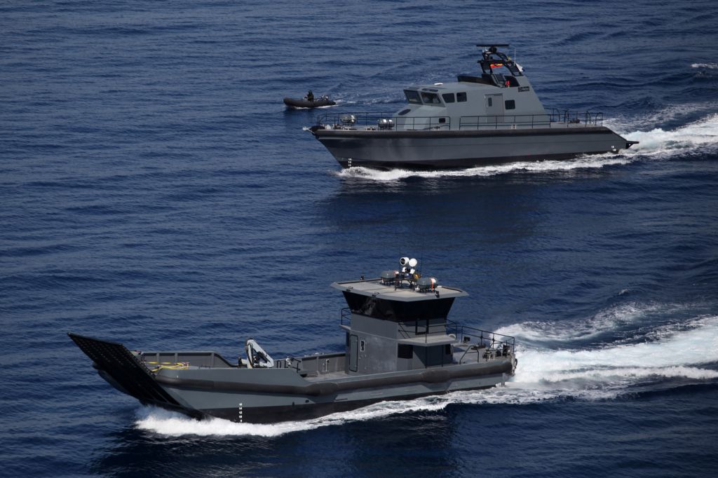 La Marine camerounaise prend livraison de deux patrouilleurs et un navire de débarquement