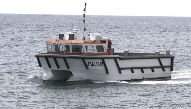 Catamarán para servicios de carga